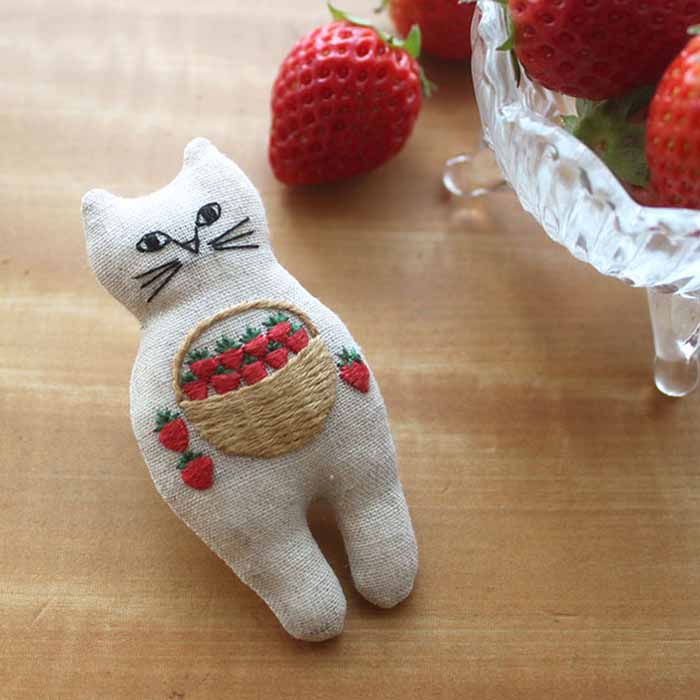 nekogao embroidery brooch - basket of strawberries - nomura tailor
