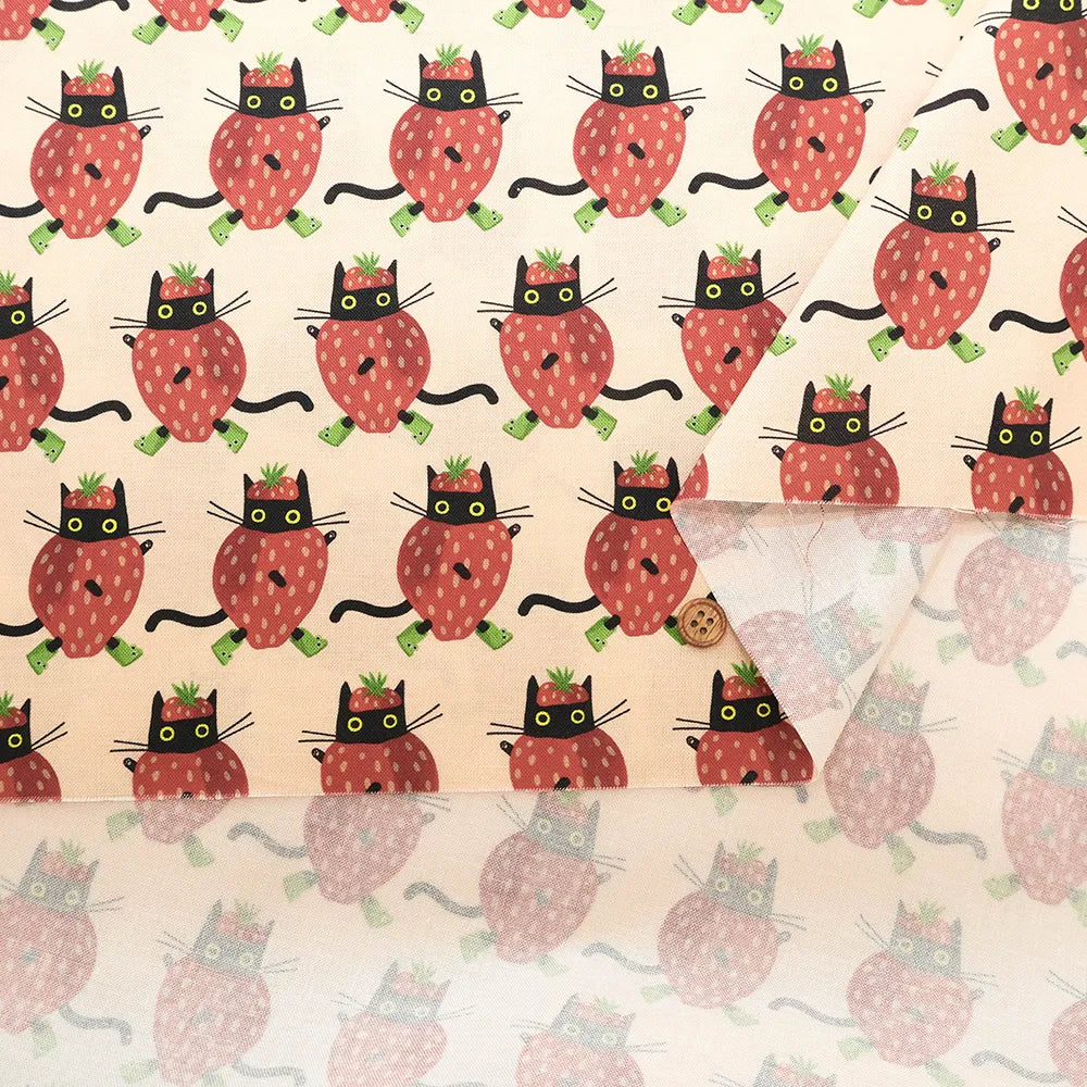 USA Cotton Printed Fabric TIMELESS TREASURE イチゴキャット - nomura tailor