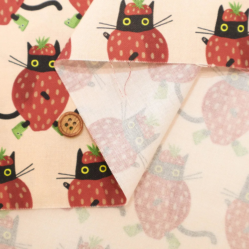 USA Cotton Printed Fabric TIMELESS TREASURE イチゴキャット - nomura tailor