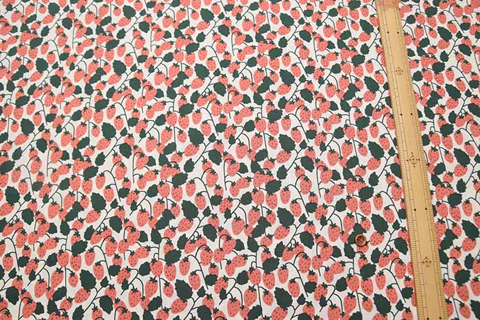 Cotton broadcloth print fabric Strawberry runner - nomura tailor